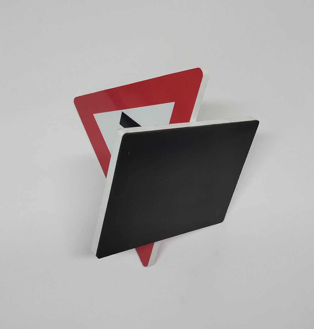 Магнитный знак «Н» на крышу автомобиля — изображение 3